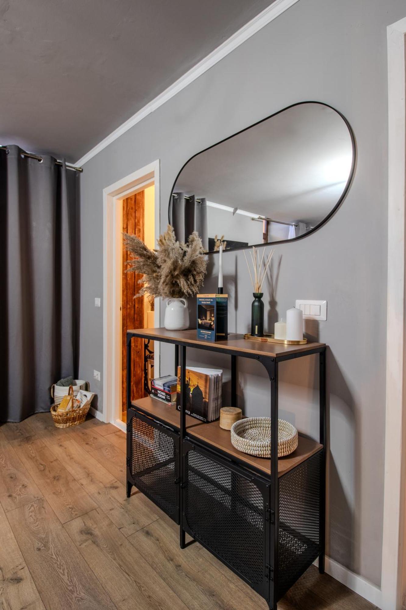 Old Town Apartment Craiova Esterno foto